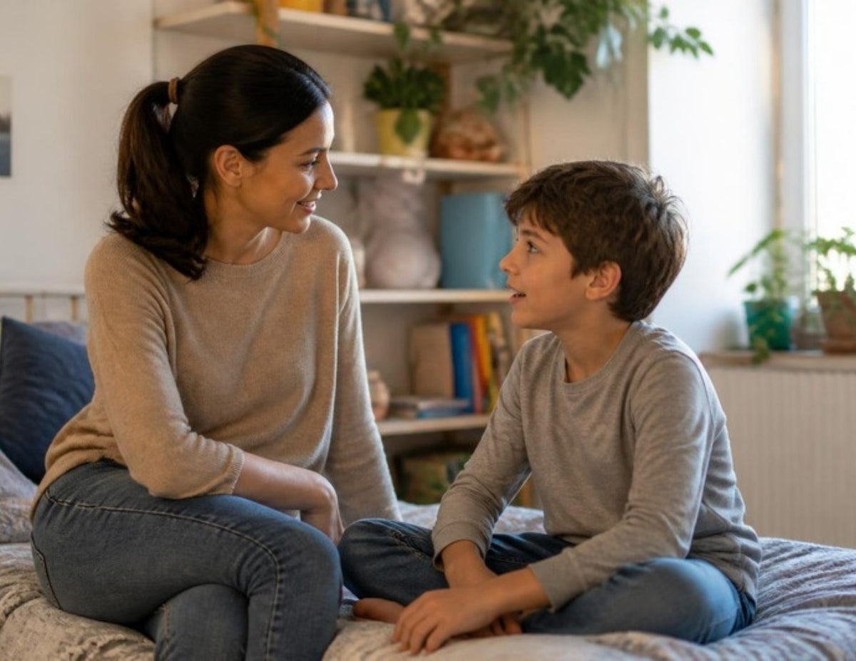 Mutter spricht mit ihrem Sohn auf dem Bett