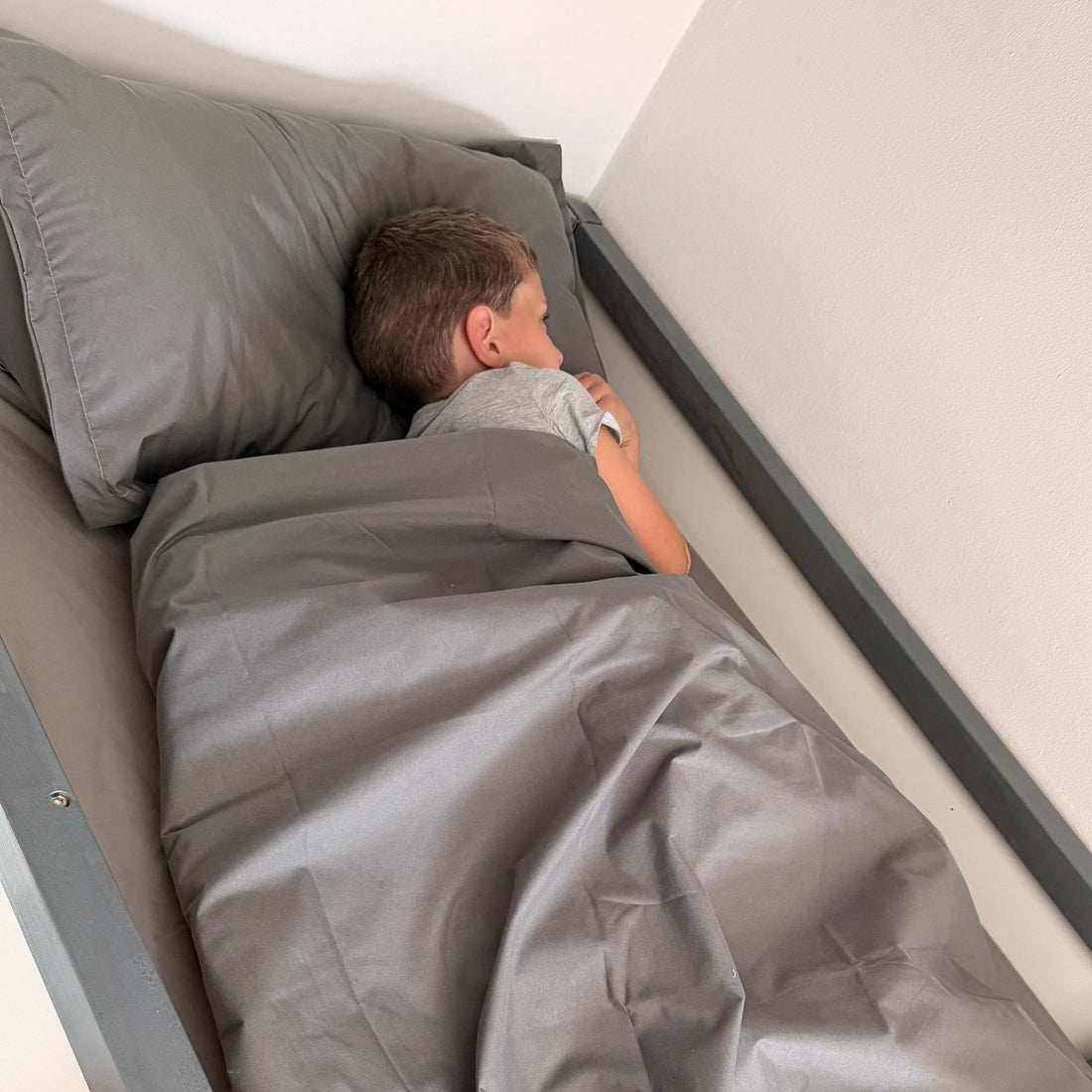 Kind schläft in seinem Bett